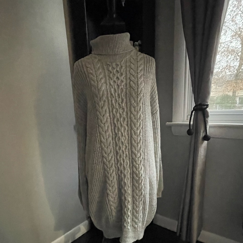 Beautiful grey long sleeve sweatier